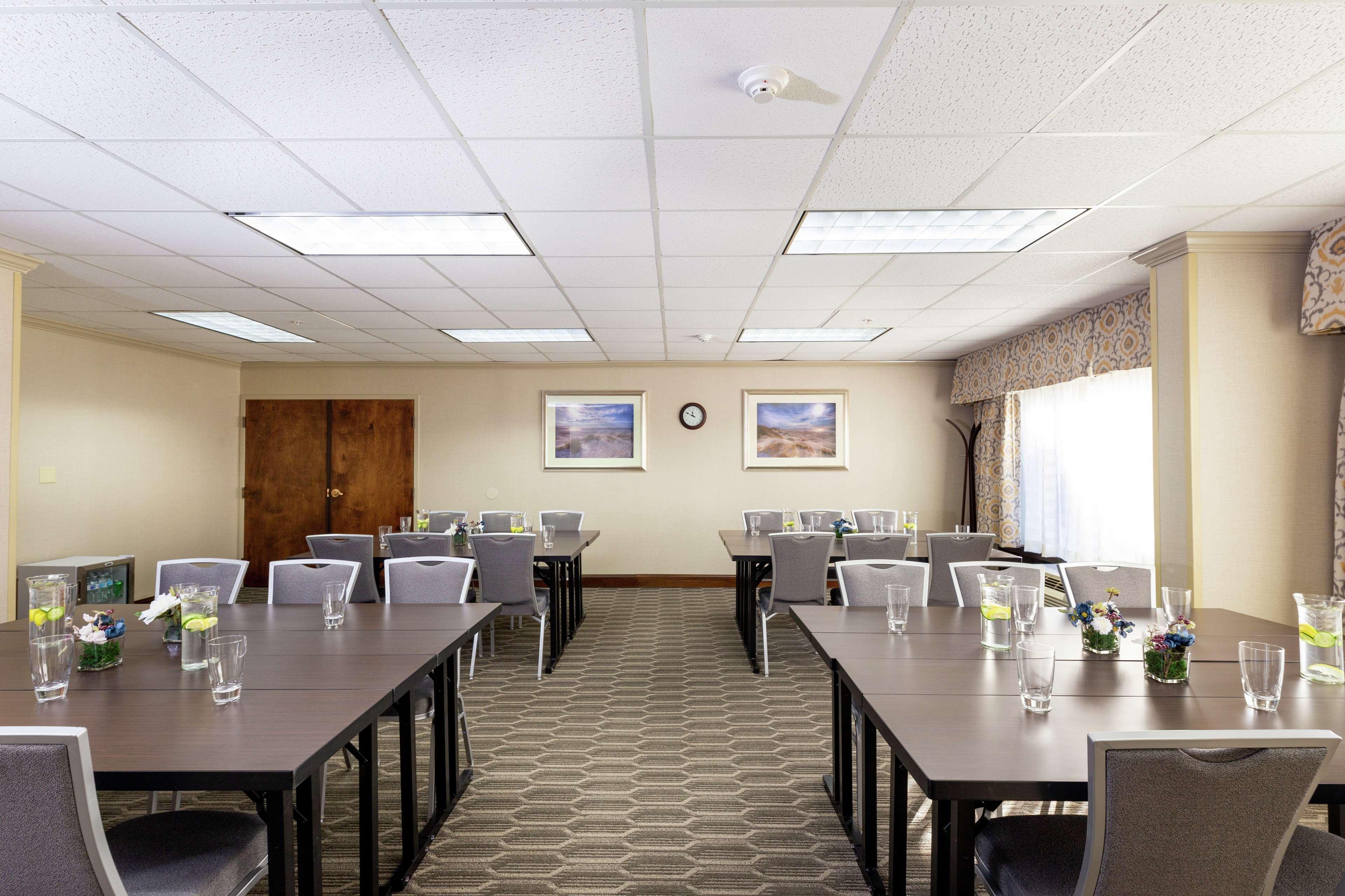 Hotel Hampton Hanes Mall 3*