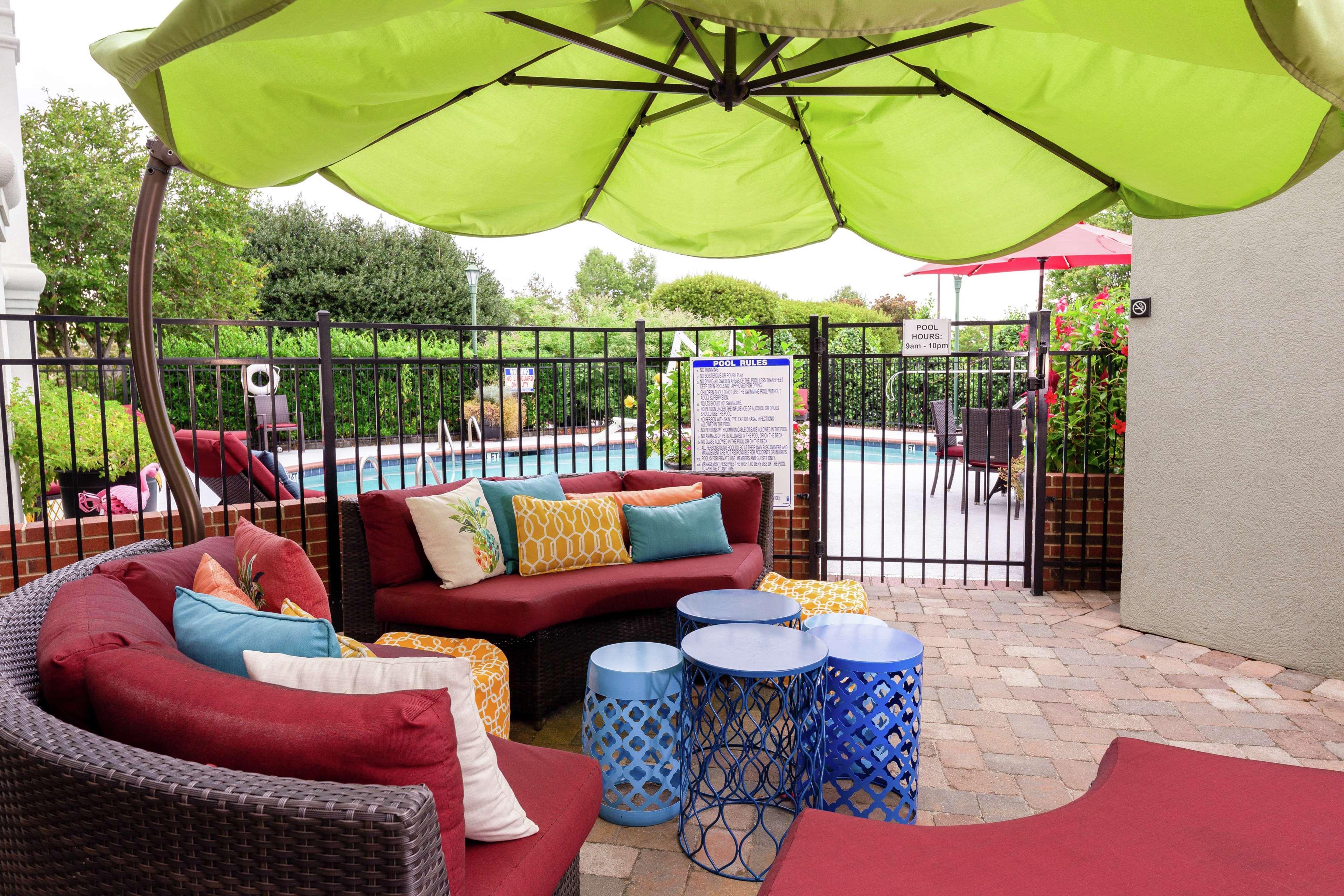 Hotel Hampton Hanes Mall 3*