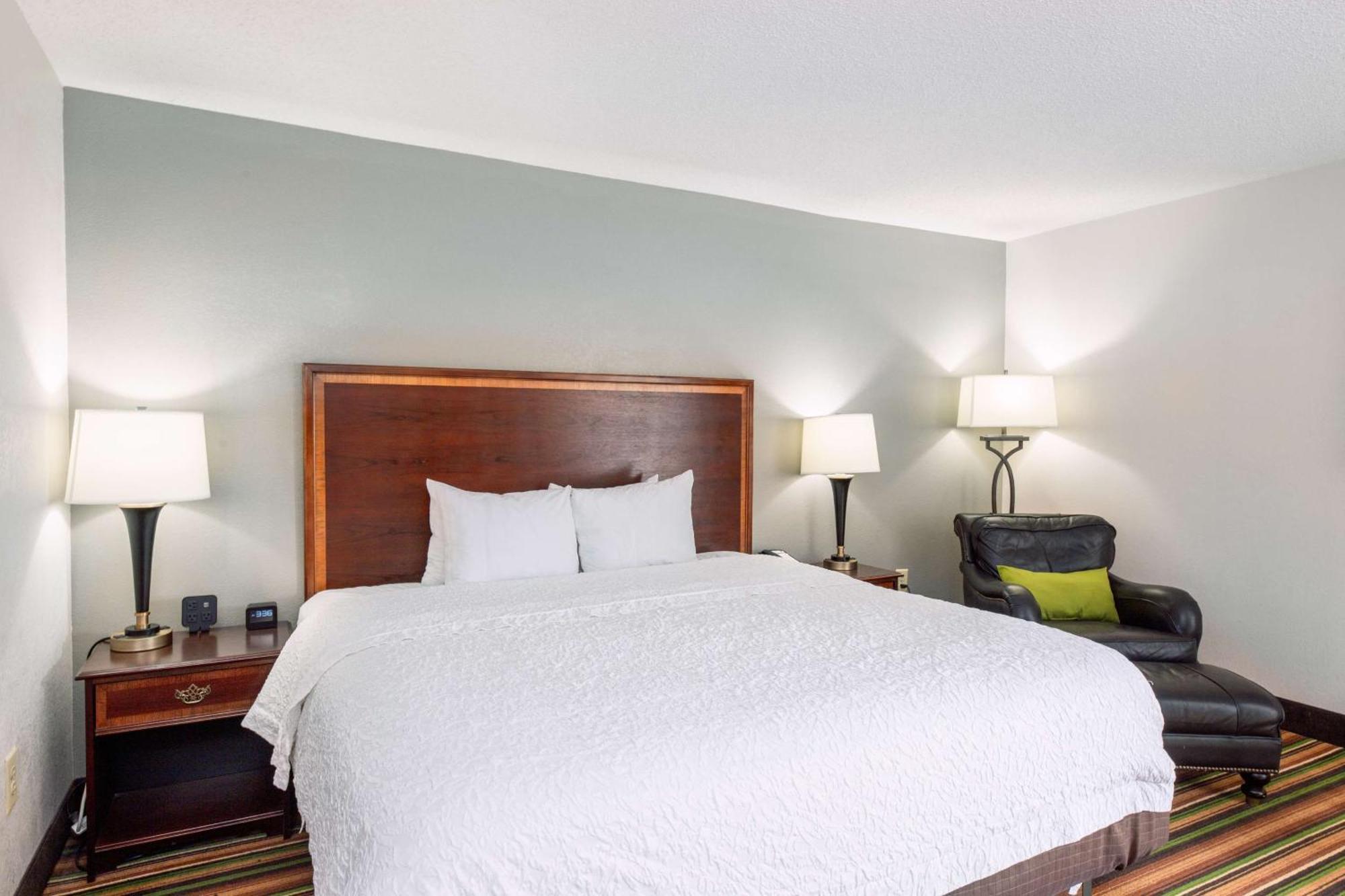 Hampton Hanes Mall Hotel