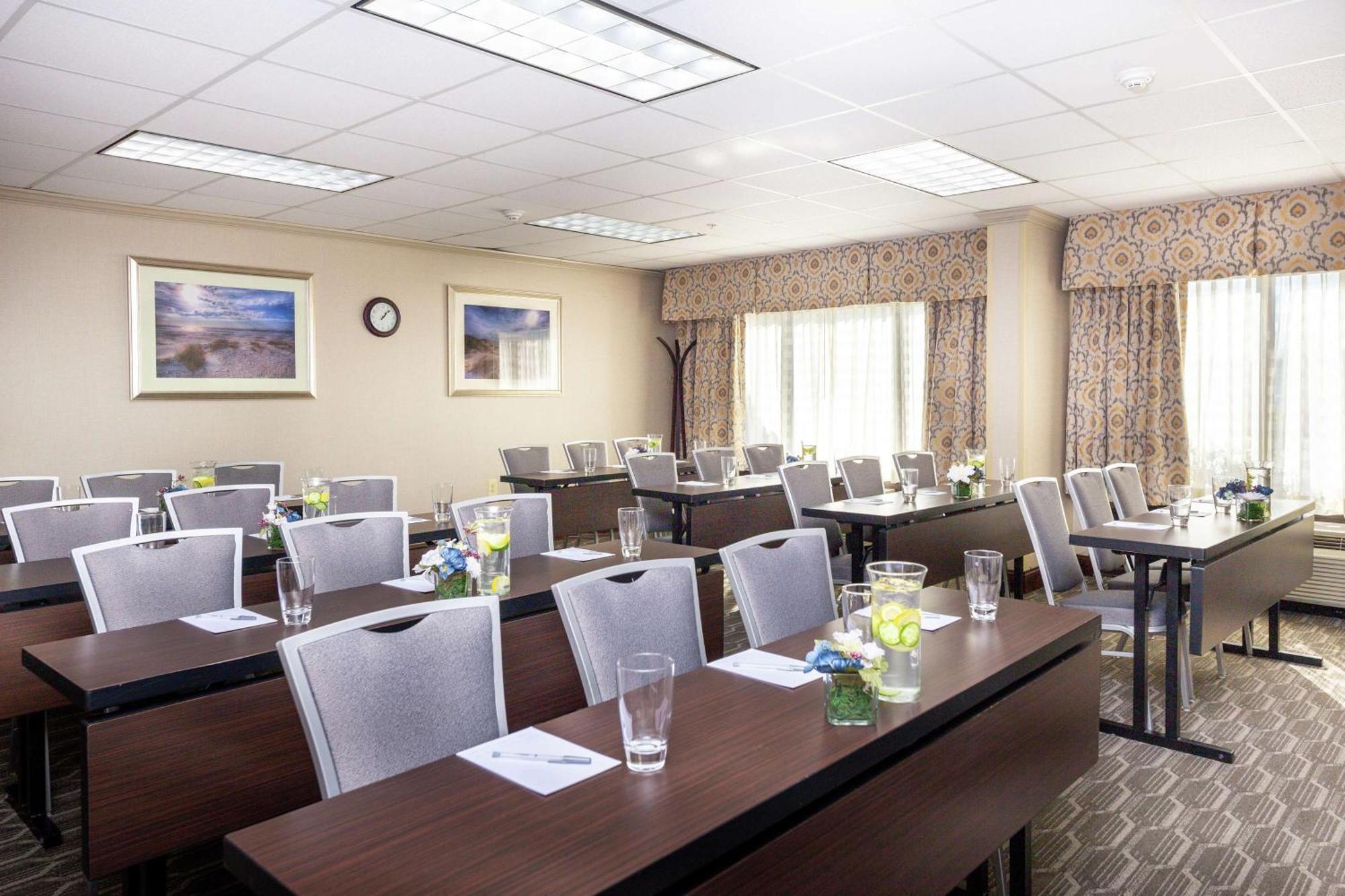Hampton Hanes Mall Hotel