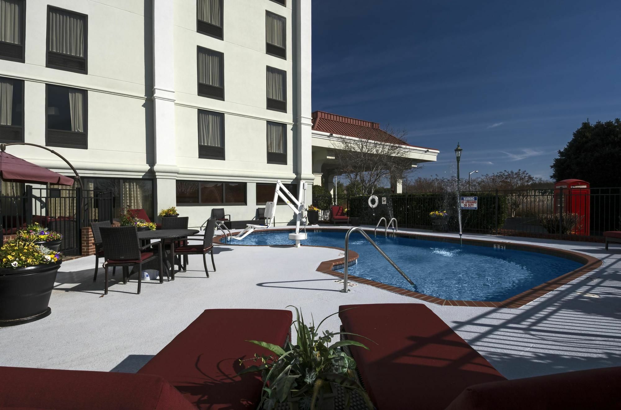 Hotel Hampton Hanes Mall 3*