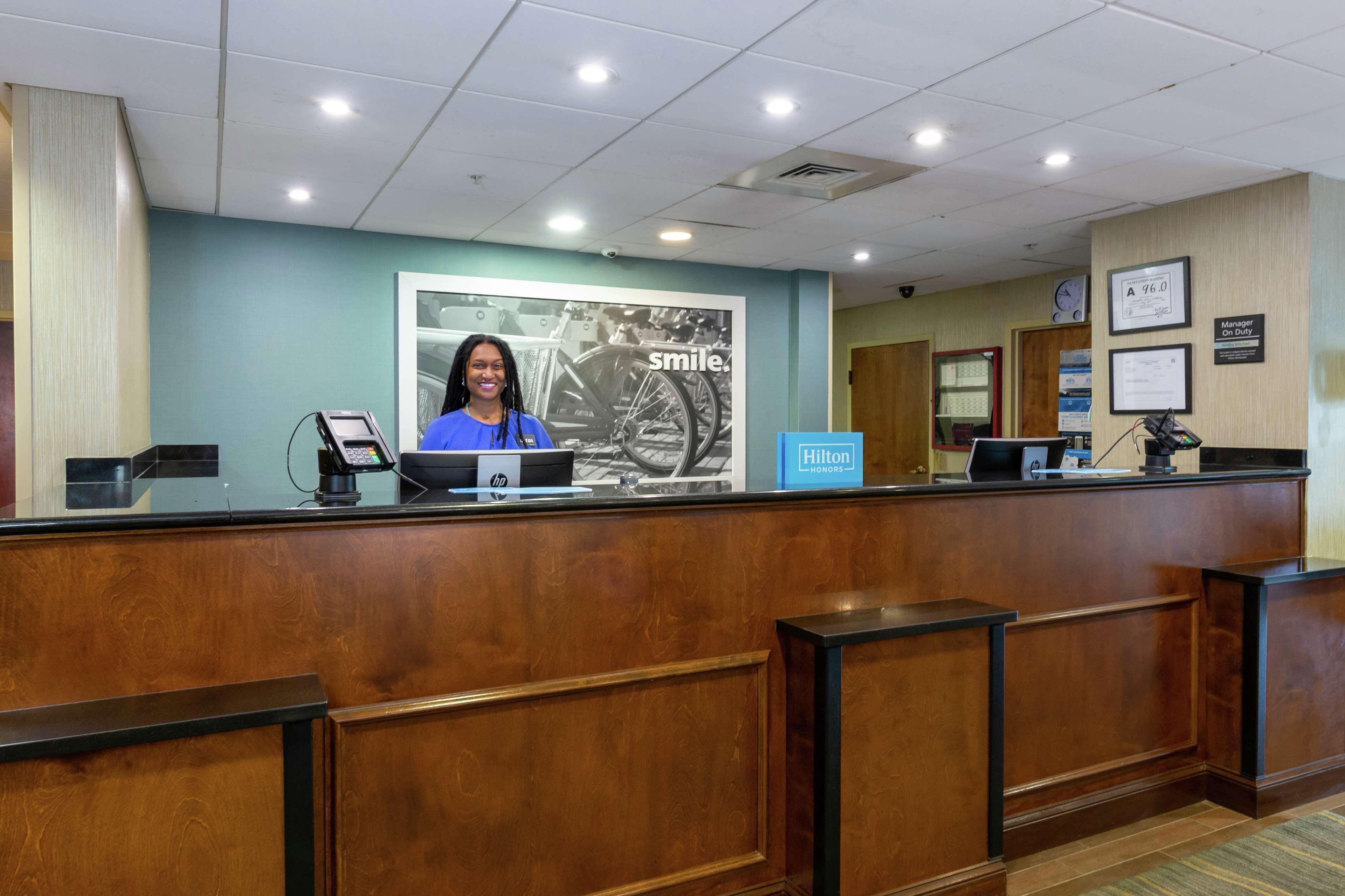 Hotel Hampton Hanes Mall