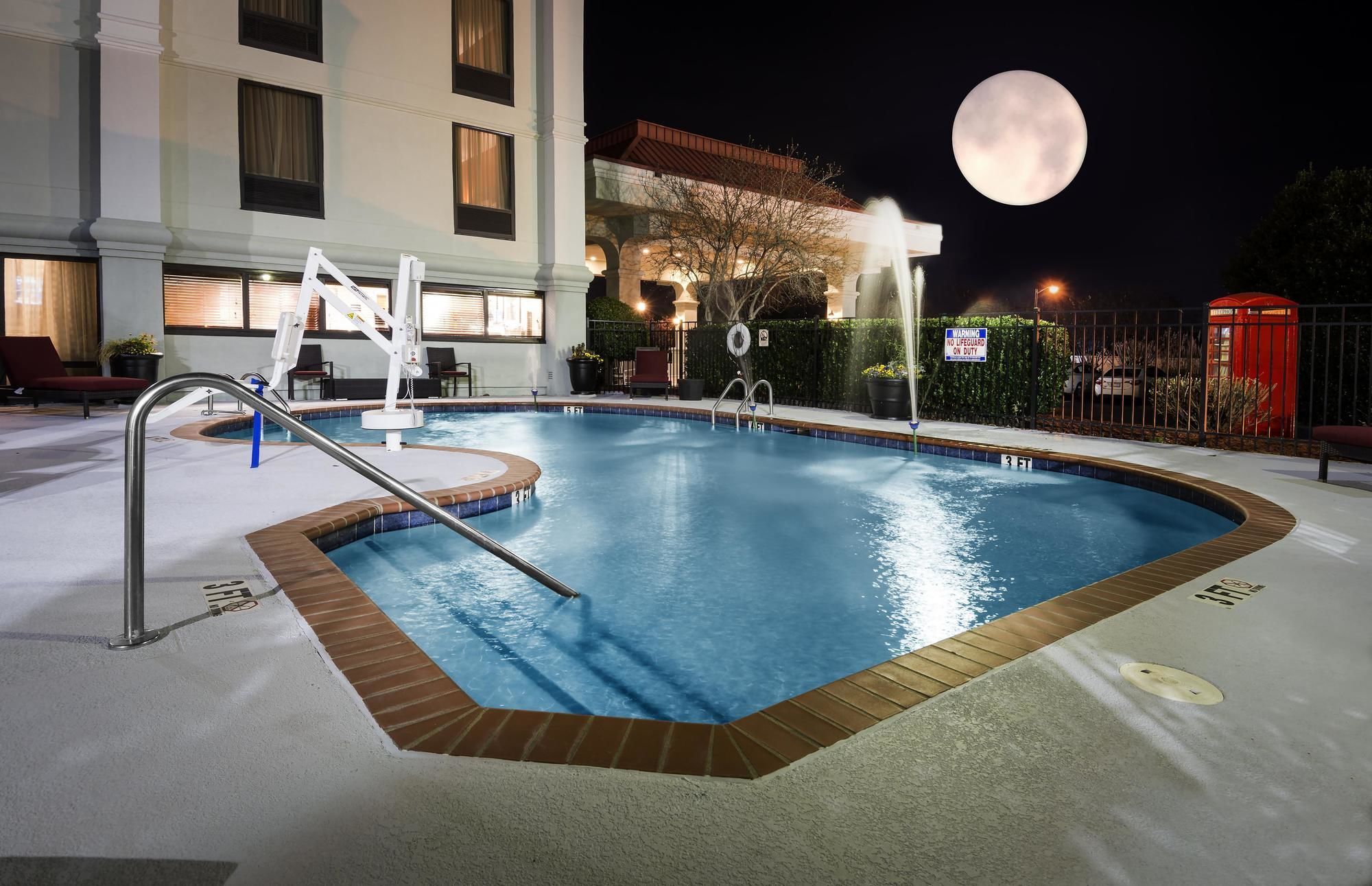 Hotel Hampton Hanes Mall 3*